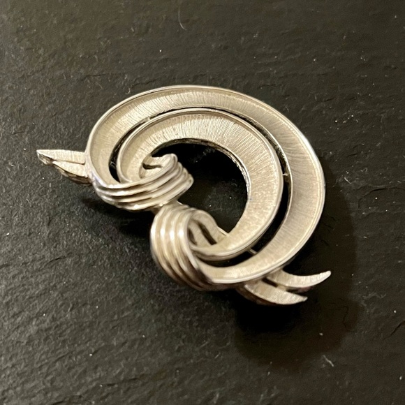 TRIFARI Stamped Mid-Century Silver Tone Etched Swirl Brooch - Picture 6 of 13